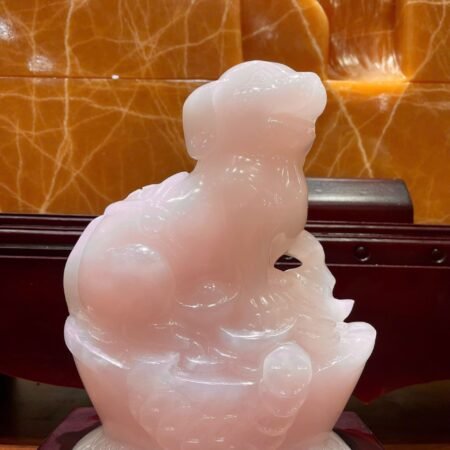 Tác phẩm Tuổi Tuất bằng Ngọc Onyx Hồng – Kích thước 26x20cm, cả đế 34cm