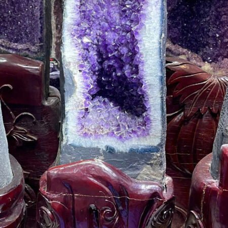 Động Thạch Anh Tím Tự Nhiên 95,7kg – Kích Thước 77x30x30cm